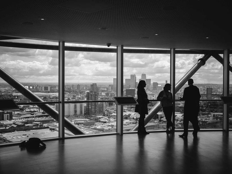 Outils de plomberie posés sur un plan de travail avant intervention